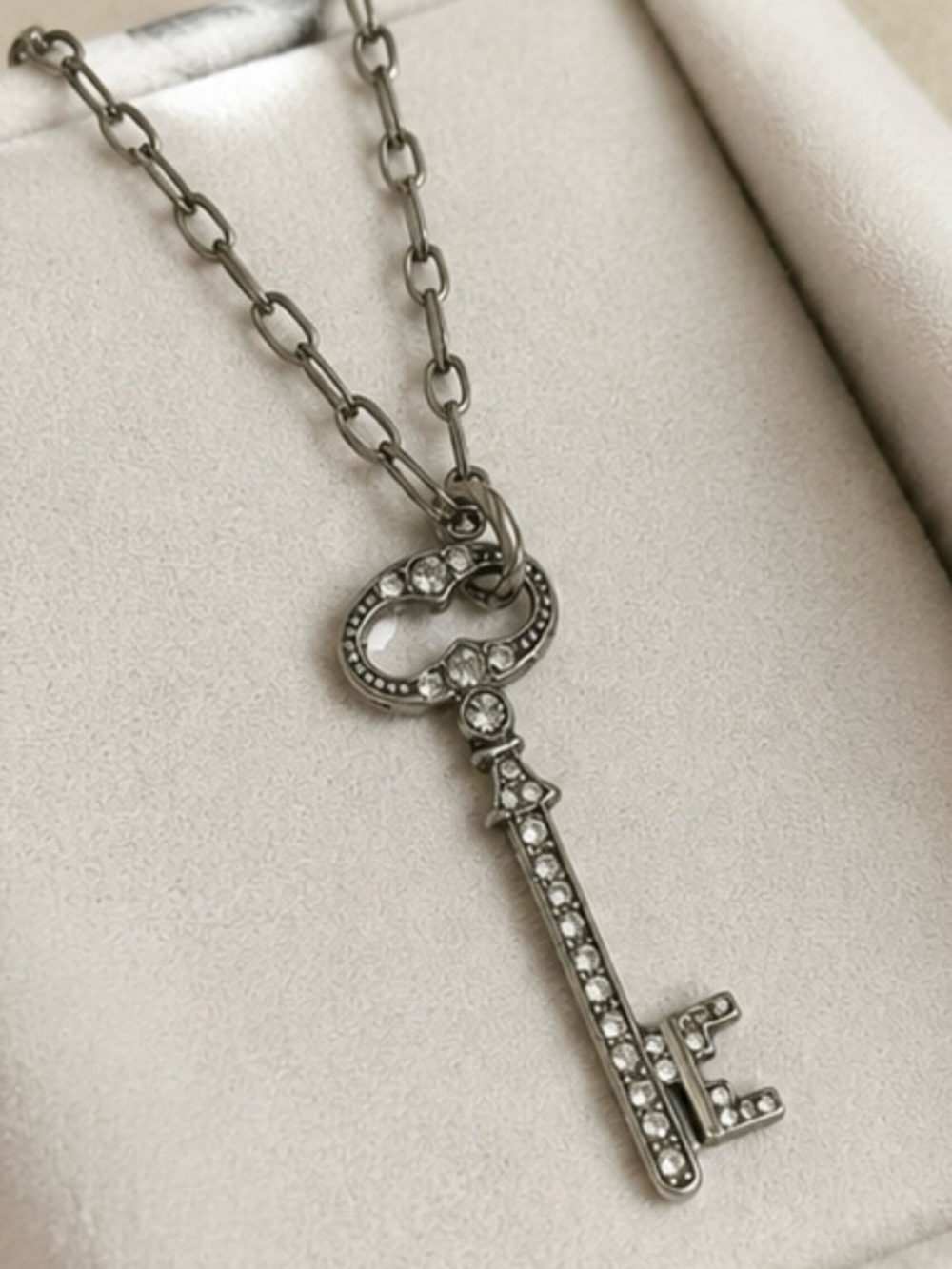 VINTAGE KEY PENDANT NECKLACE
